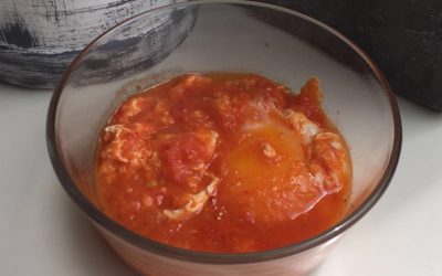 Huevo en salsa roja
