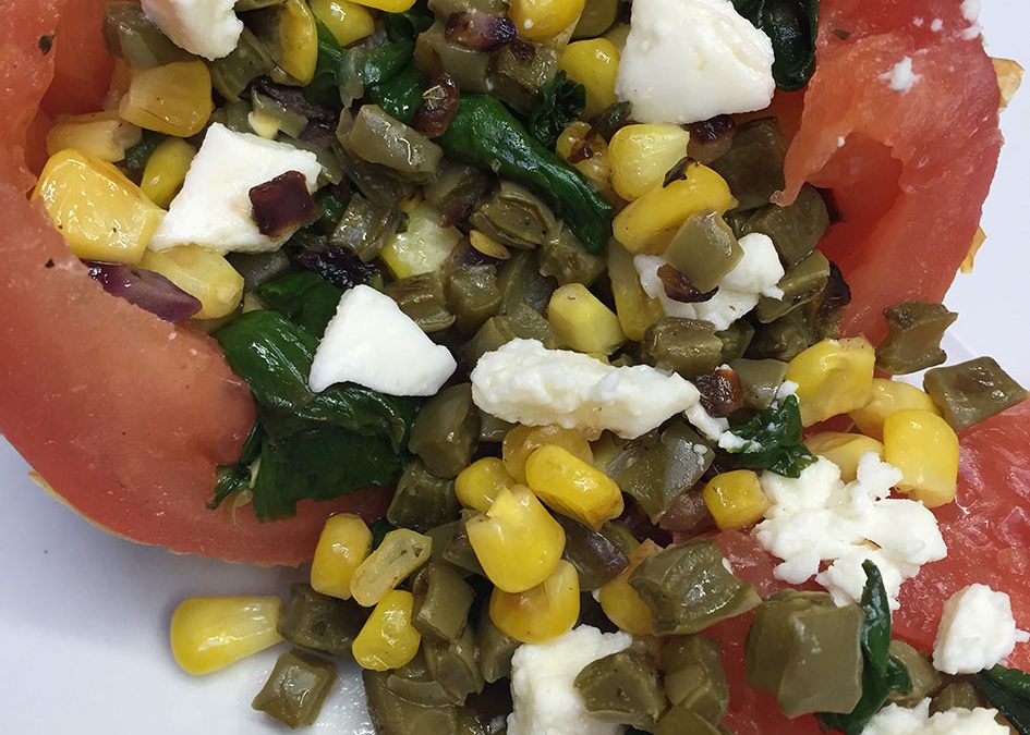 Jitomate relleno de nopal y elote