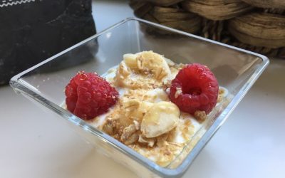 Yogurt con fruta y granola