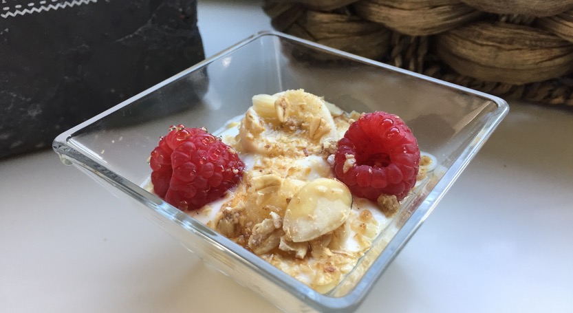 Yogurt con fruta y granola