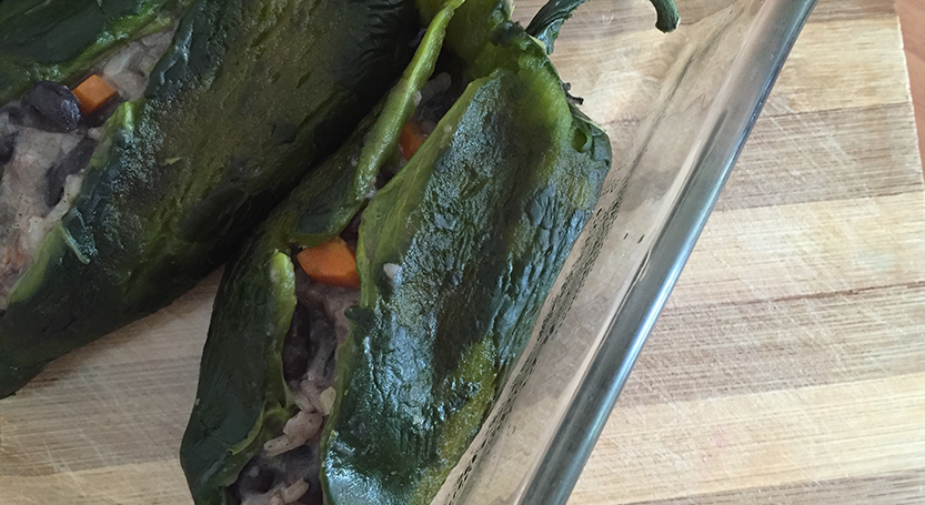 Chile relleno de arroz con frijoles