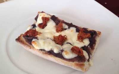 Molletes con chorizo