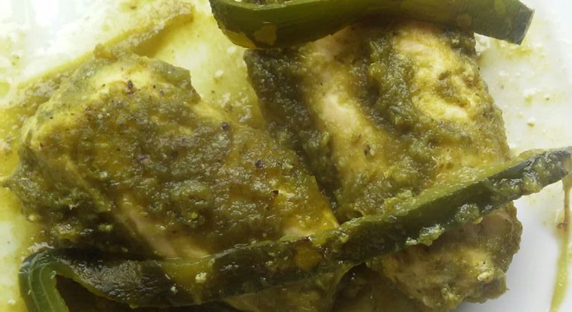 Rollo de pollo en salsa de poblano