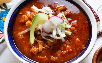 Pozole rojo con surtida de puerco