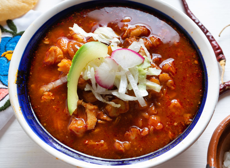 Pozole rojo con surtida de puerco