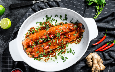 Filete de pescado oriental con chiles ahumados