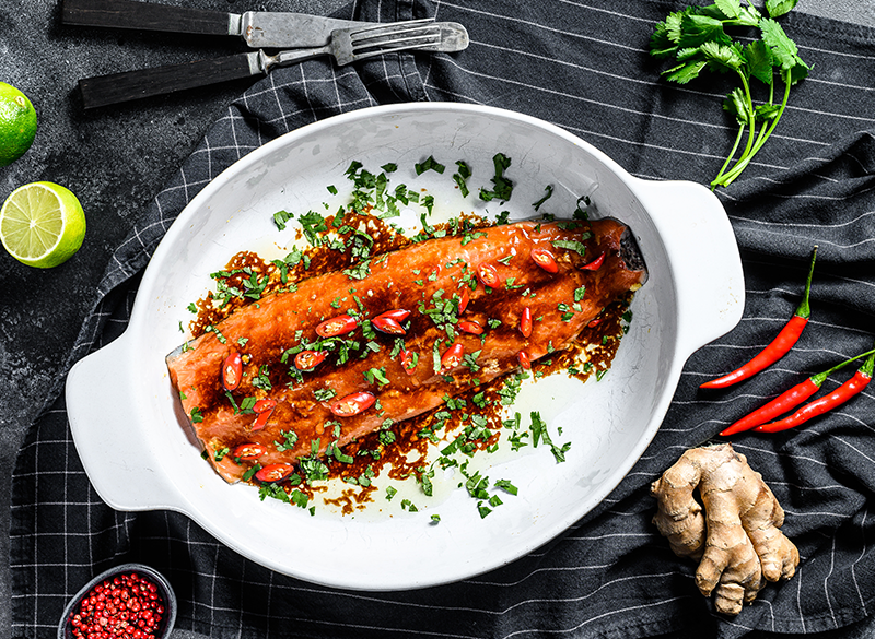 Filete de pescado oriental con chiles ahumados