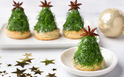 Arbolitos navideños de queso con galleta