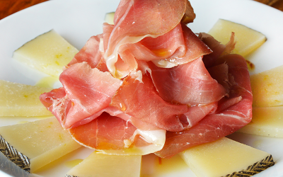 Quesos con jamón serrano