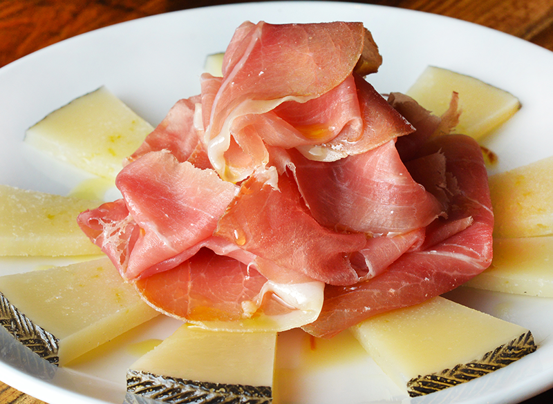 Quesos con jamón serrano