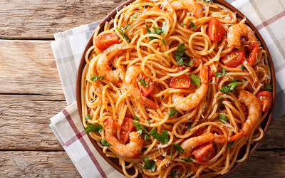Spaghetti con camarones a la cúrcuma