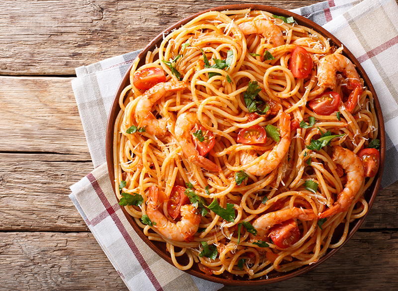 Spaghetti con camarones a la cúrcuma