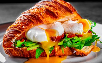 Croissant con huevos poché