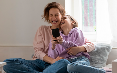 ¿Por qué hacer reír a mamá en su día?