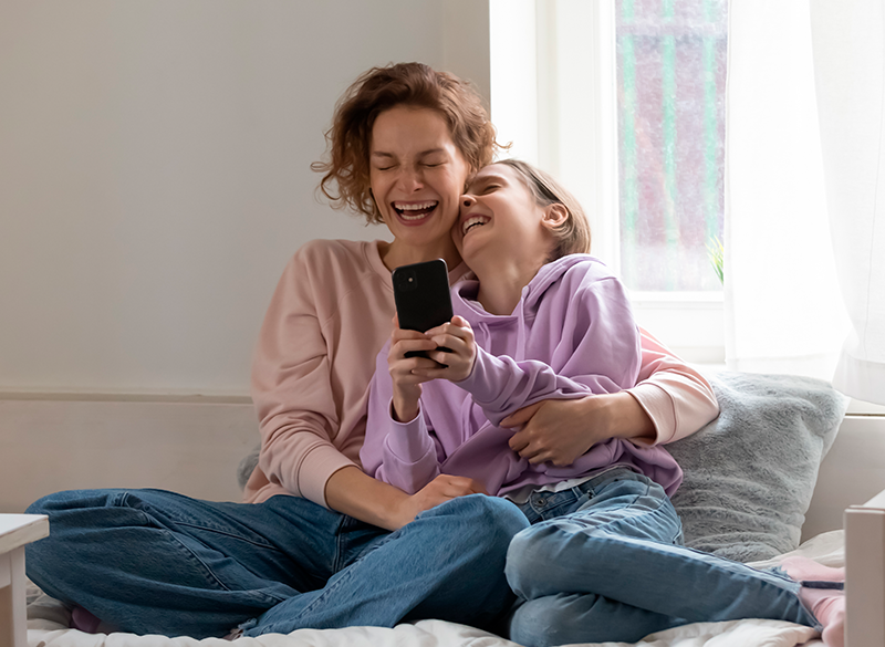 ¿Por qué hacer reír a mamá en su día?