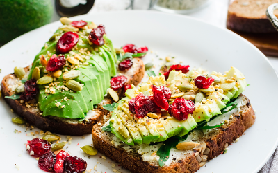 Tostada con aguacate y semillas