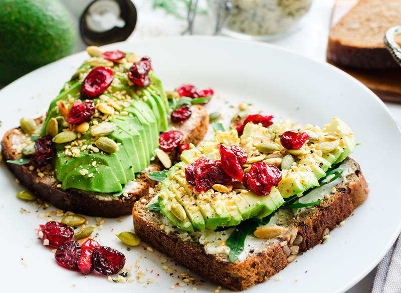 Tostada con aguacate y semillas